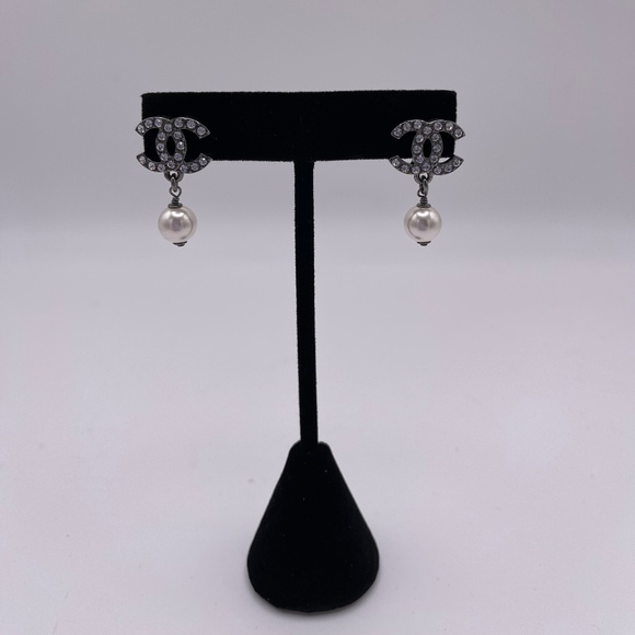 CHANEL PEARL DROP CRYSTAL EARRINGS - Picture 1 of 6